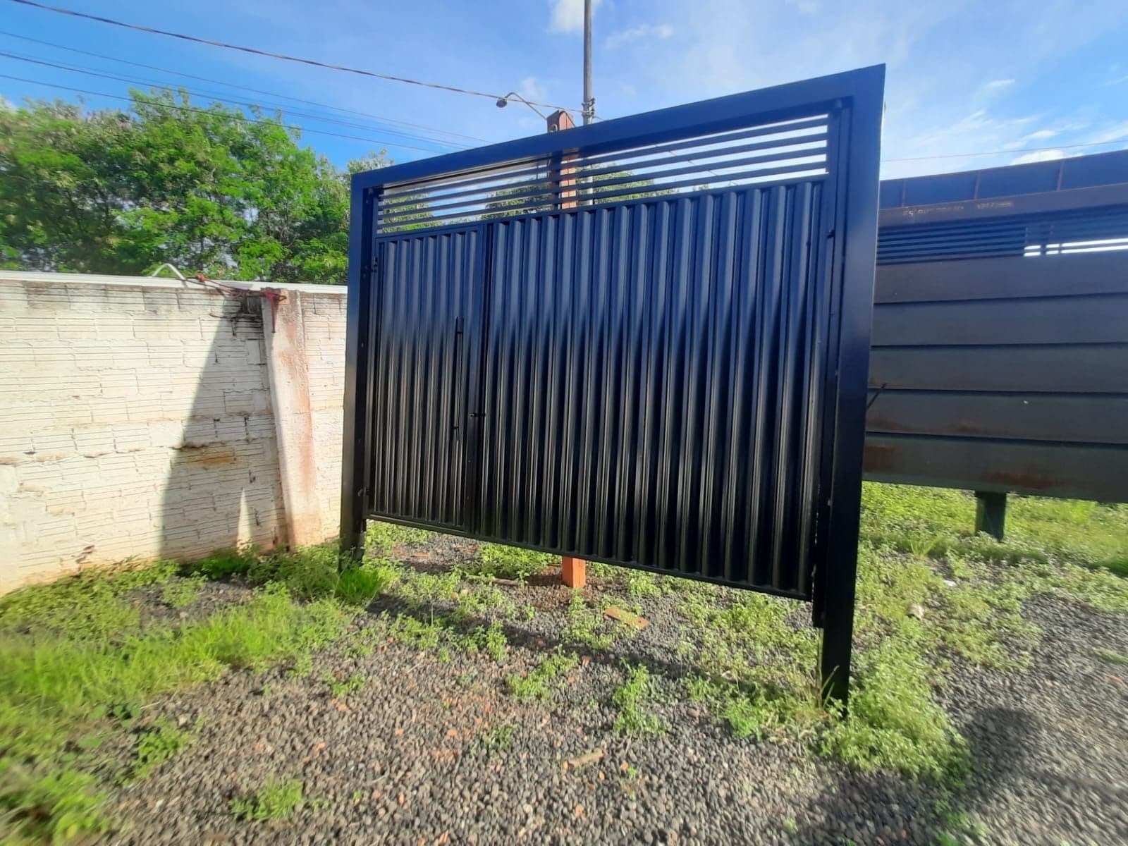 Portão Basculante com social embutido fabricado pela Portões Rio Preto em São José do Rio Preto/SP